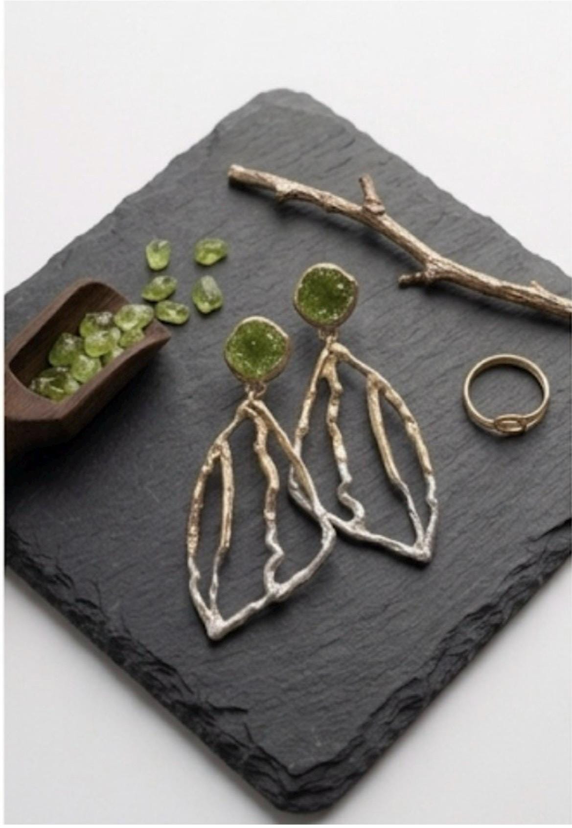 Pendiente largos artesanales ,plata y baño dorado,con peridoto natural-Joyeria unica hecha a mano.