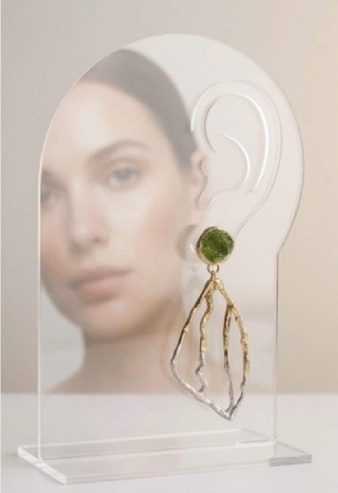 Pendiente largos artesanales ,plata y baño dorado,con peridoto natural-Joyeria unica hecha a mano.