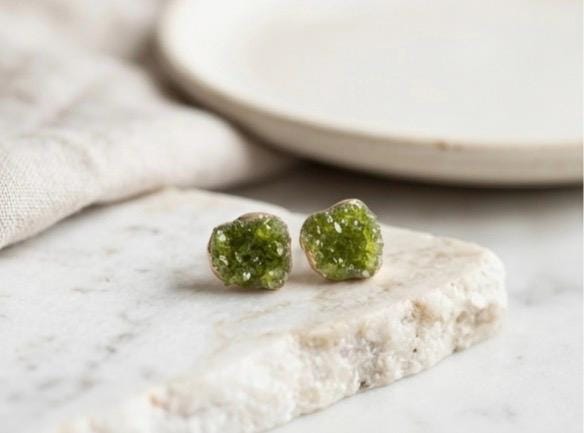 Pendiente de plata con peridoto y baño dorado,artesanal,para mujer,hecho a mano.