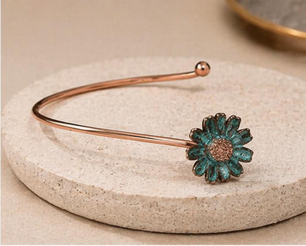 Pulsera ajustable de margarita en baño cobre | Brazalete minimalista floral hecho a mano | Joyería artesanal boho elegante -Regalo mujer