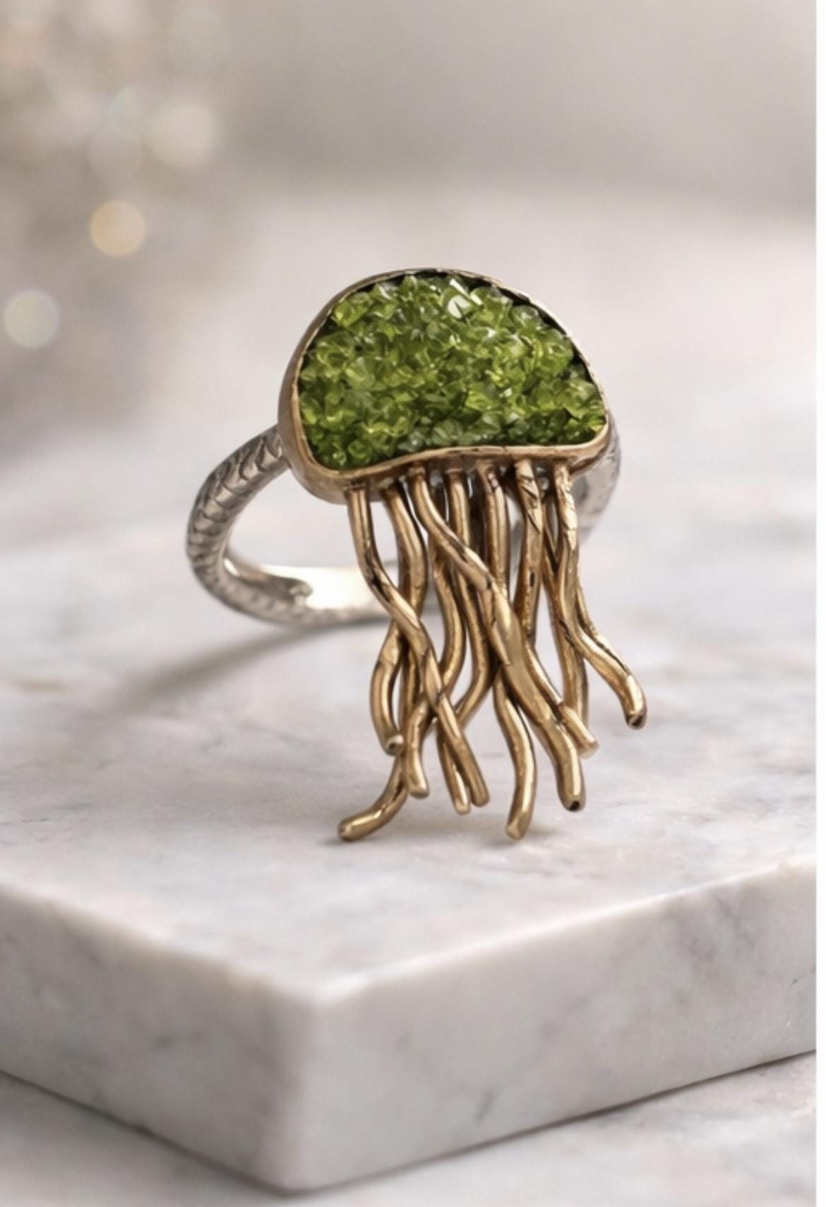 Anillo medusa ,ajustable ,de plata con baño dorado y peridoto-Joya artesanal-Anillo inspirado en el mar-Regalo mujer.