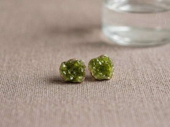 Pendiente de plata con peridoto y baño dorado,artesanal,para mujer,hecho a mano.