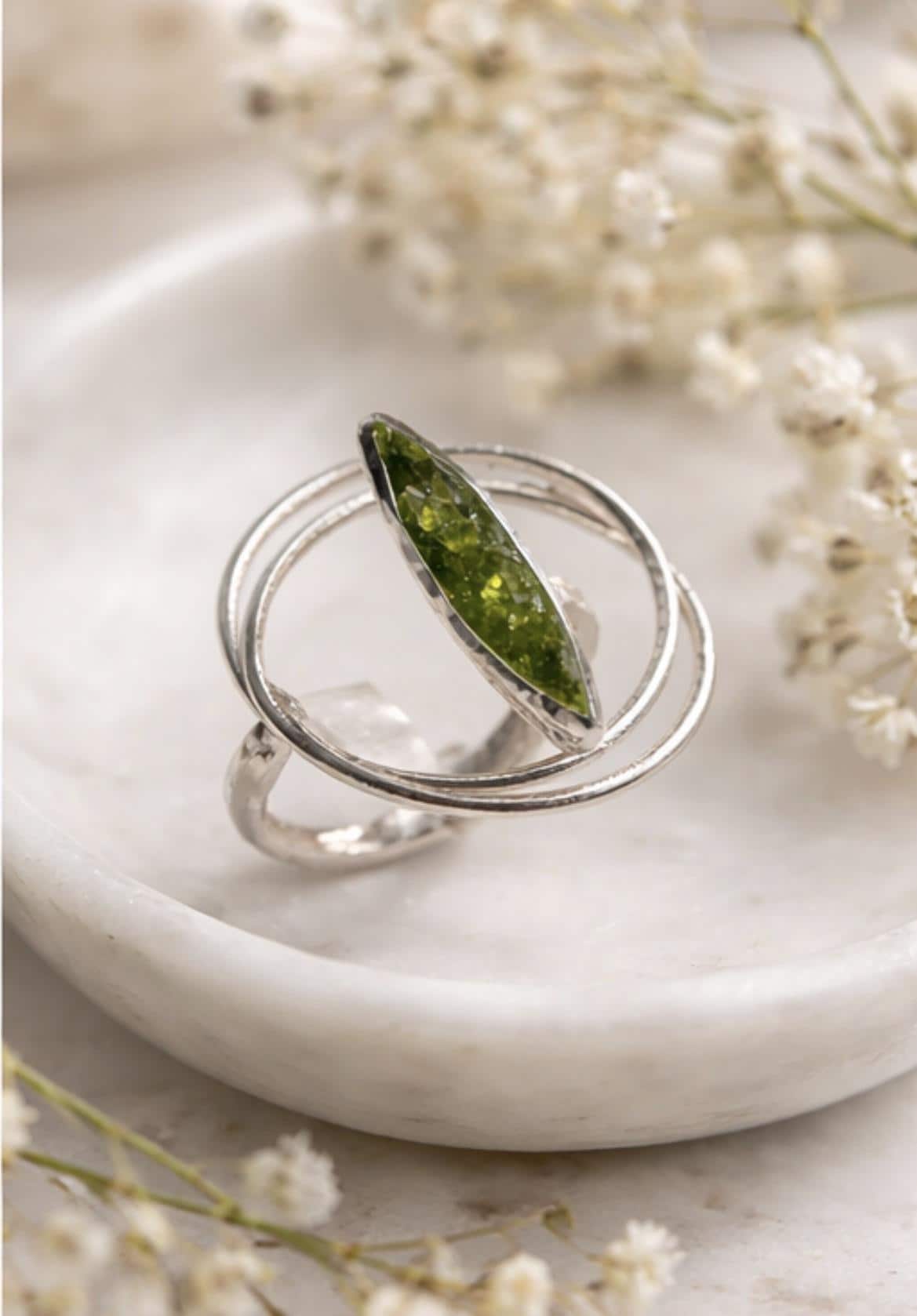 Anillo ajustable de plata,con peridoto(olivina)-Diseño elegante y artesanal-Joyeria minimalista-Regalo mujer