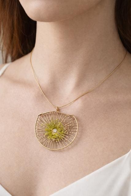 Collar colgante floral,de plata con baño dorado,peridoto(olivina)-Joya heca a mano-Collar elegante y original,para la mujer.