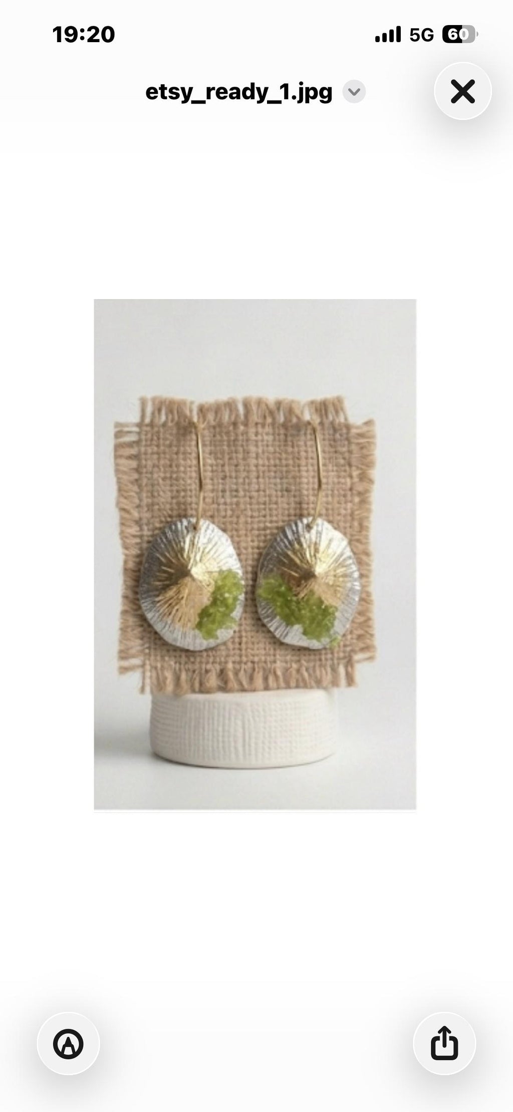 Pendiente artesanal y original,de plata con baño dorado y piedra olivina(peridoto)-Joyería hecha a mano,regalo elegante ,para mujer.