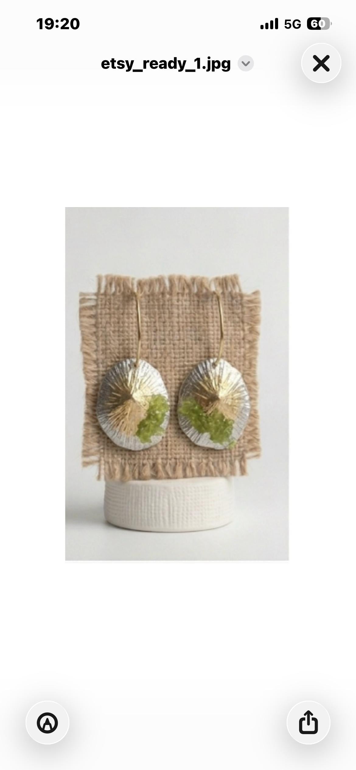 Pendiente artesanal y original,de plata con baño dorado y piedra olivina(peridoto)-Joyería hecha a mano,regalo elegante ,para mujer.