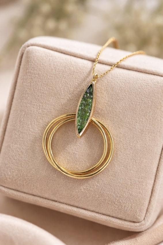 Collar de  plata con baño dorado y peridoto(olivina)Joya elegante con piedra natural-Collar minimalista con aros-Regalo sofisticado mujer.