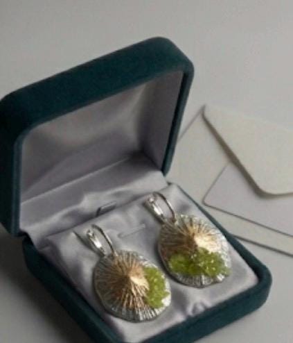 Pendiente artesanal y original,de plata con baño dorado y piedra olivina(peridoto)-Joyería hecha a mano,regalo elegante ,para mujer.