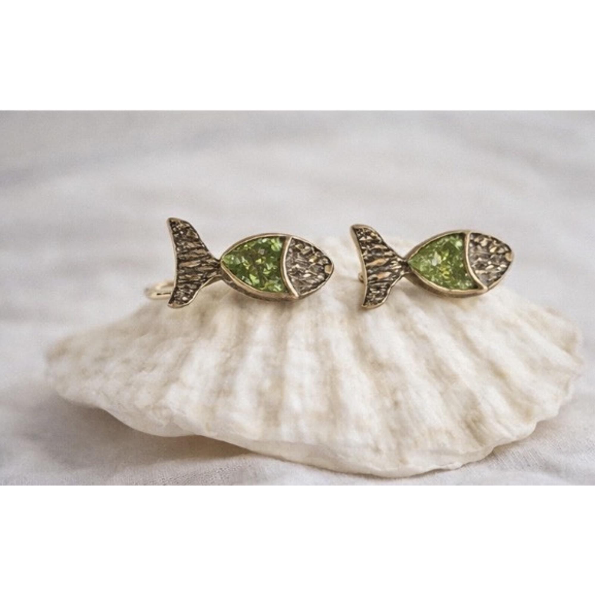 Pendientes pez ,hecho en plata,con peridoto y un baño dorado-Joyeria artesanal-pendientes minimalistas-Regalo mujer