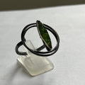 Anillo ajustablede plata y cobre ,con peridoto(iolivina)-Diseño elegante y artesanal-Joyeria minimalista -Regalo para mujer.