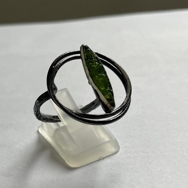 Anillo ajustablede plata y cobre ,con peridoto(iolivina)-Diseño elegante y artesanal-Joyeria minimalista -Regalo para mujer.