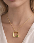 Colgante cuadrado minimalista,hecho en plata con baño dorado y peridoto(olivina)-Colgante geometrico-Regalo mujer-Joyeria moderna artesanal.