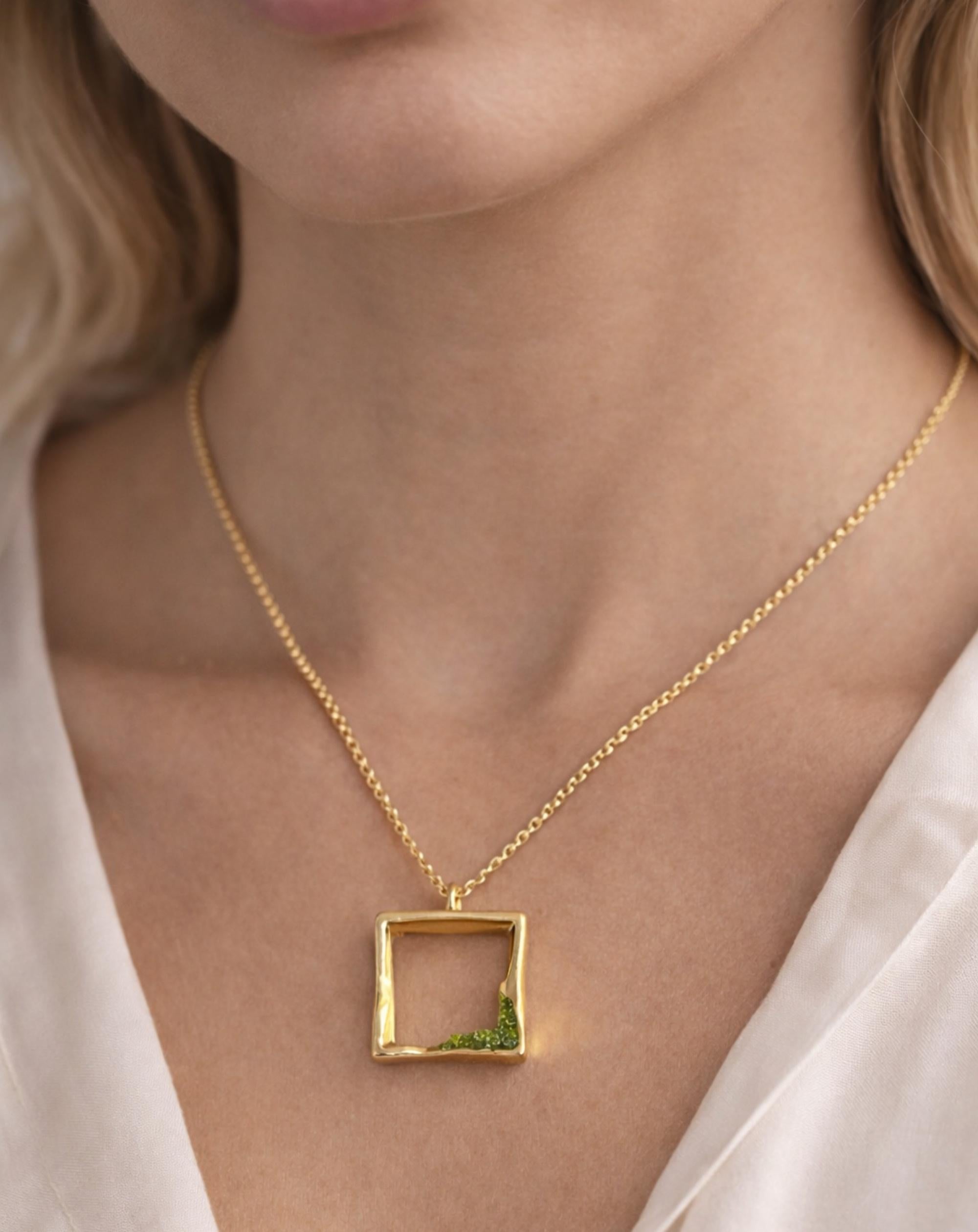 Colgante cuadrado minimalista,hecho en plata con baño dorado y peridoto(olivina)-Colgante geometrico-Regalo mujer-Joyeria moderna artesanal.