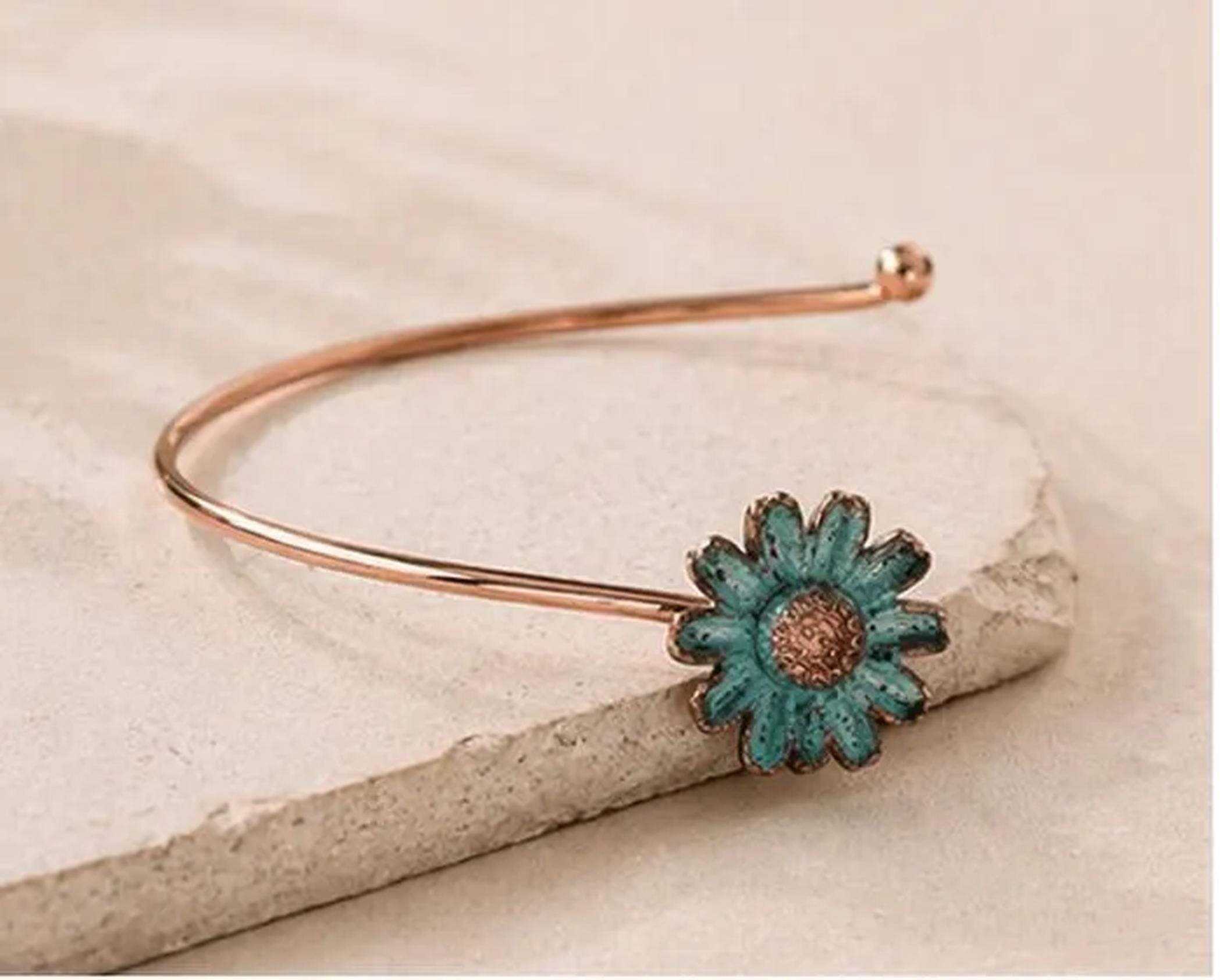 Pulsera ajustable de margarita en baño cobre | Brazalete minimalista floral hecho a mano | Joyería artesanal boho elegante -Regalo mujer