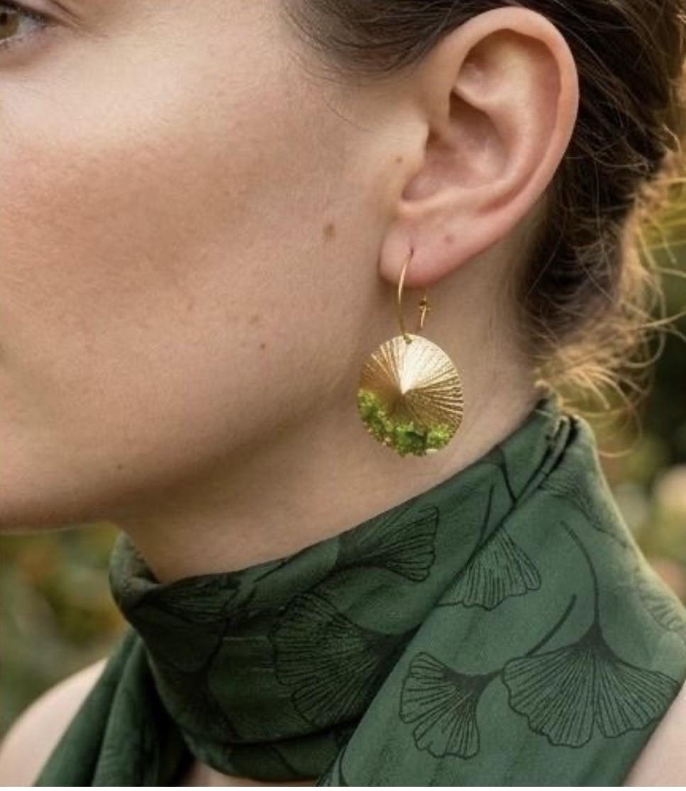 Pendiente artesanal, y original,de plata con baño dorado,y piedra  olivina-peridoto-Joyeria hecha a mano ,regalo elegante,para mujer.