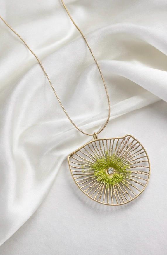 Collar colgante floral,de plata con baño dorado,peridoto(olivina)-Joya heca a mano-Collar elegante y original,para la mujer.