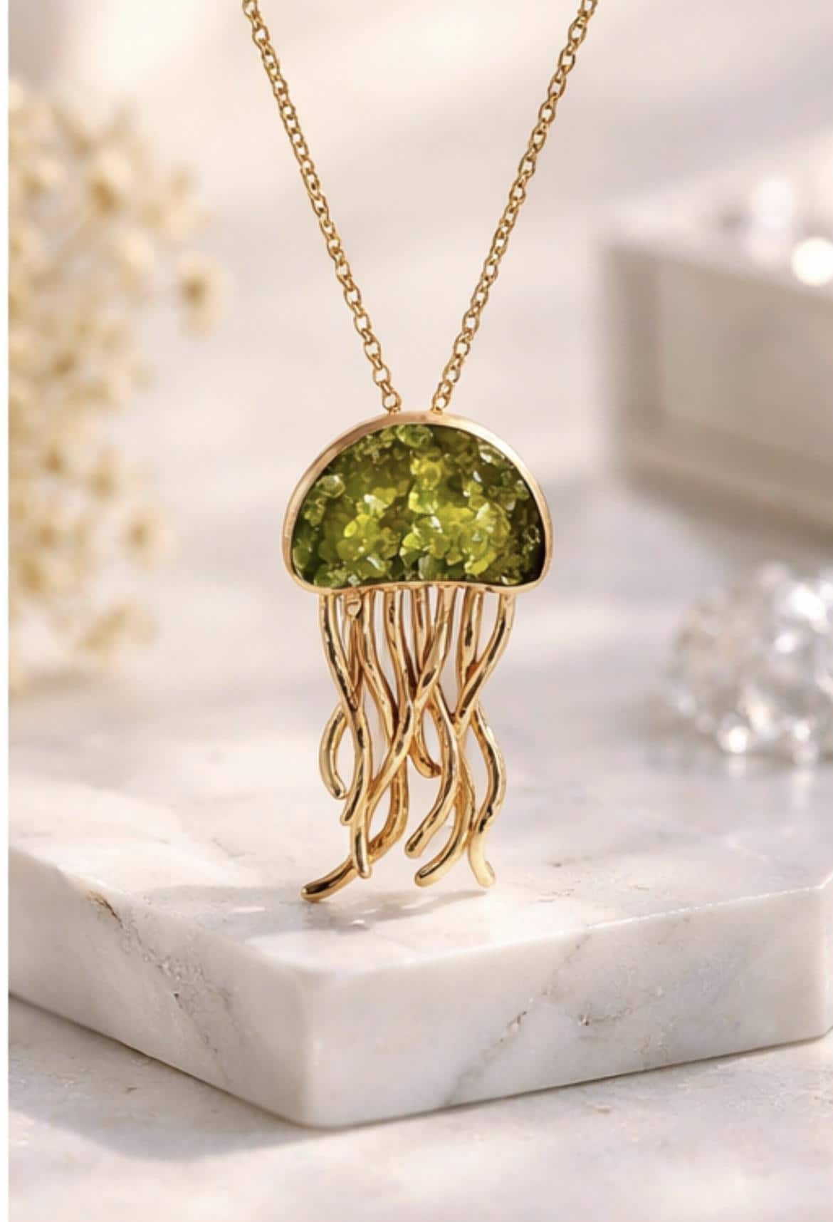 Colgante medusa de plata ,con baño dorado y peridoto(olivina)-Joya artesanal,elegante-Regalo mujer.