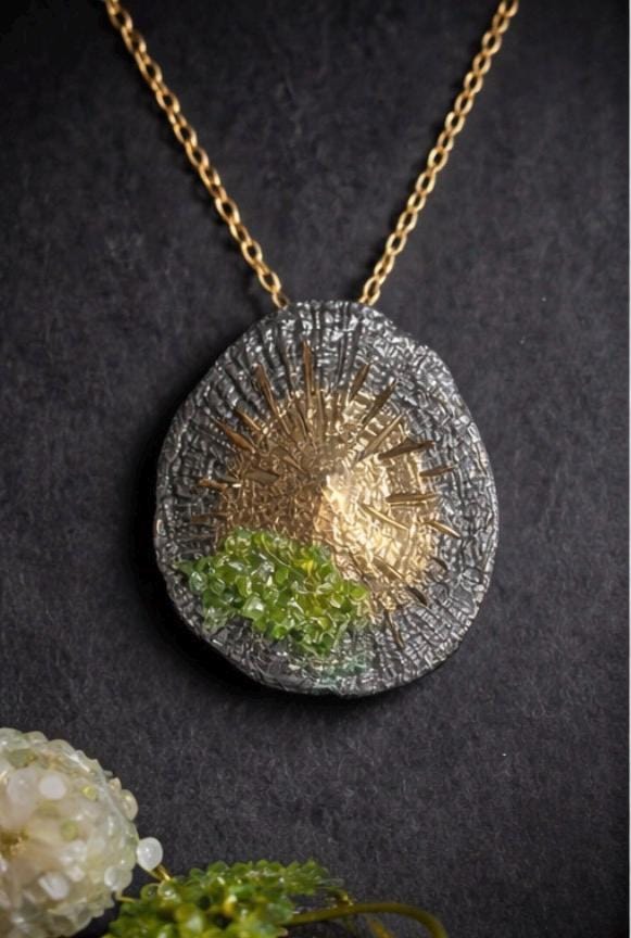 Colgante de plata,con baño de bronce y dorado,piedra de olivina ,y  forma de lapa ,regalo para mujer