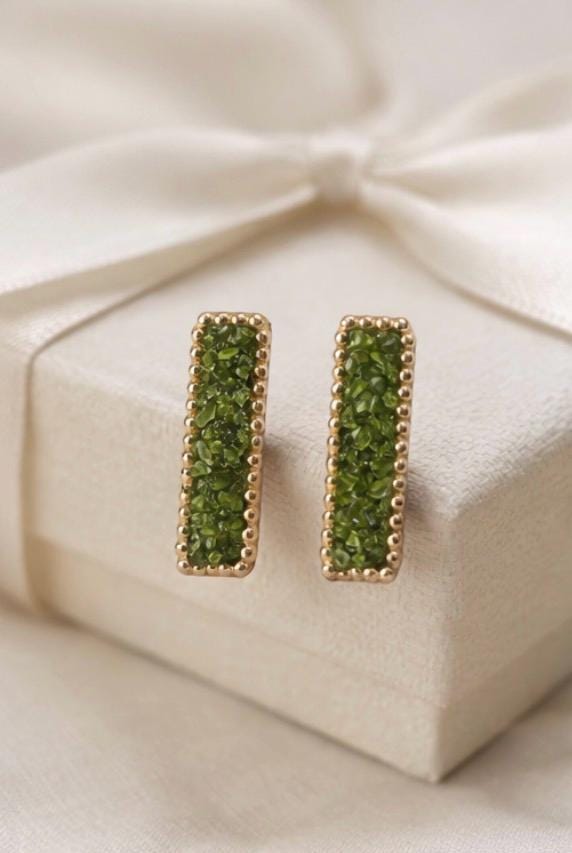 Pendiente rectangulares de peridoto(olivina)y plata,con baño dorado-Pendientes elegantes-Joyeria minimalista, modernos-Regalo para mujer