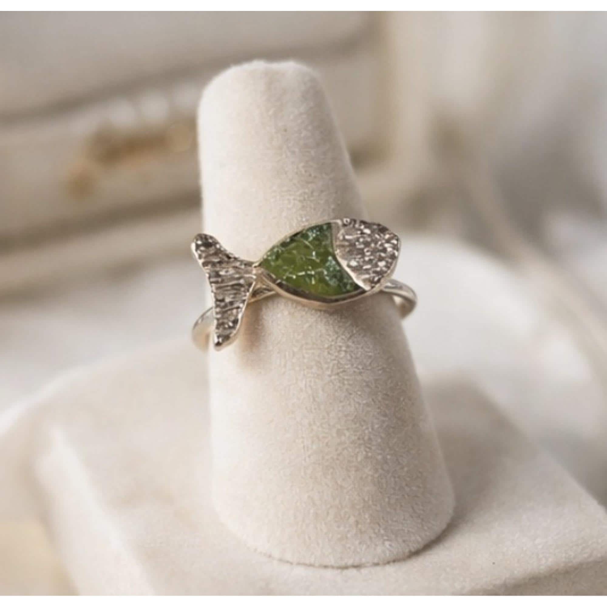 Anillo pez,de plata con baño dorado y peridoto(olivina)-Anillo ajustable artesanal-Joyeria original hecha a mano-Regalo para mujer.