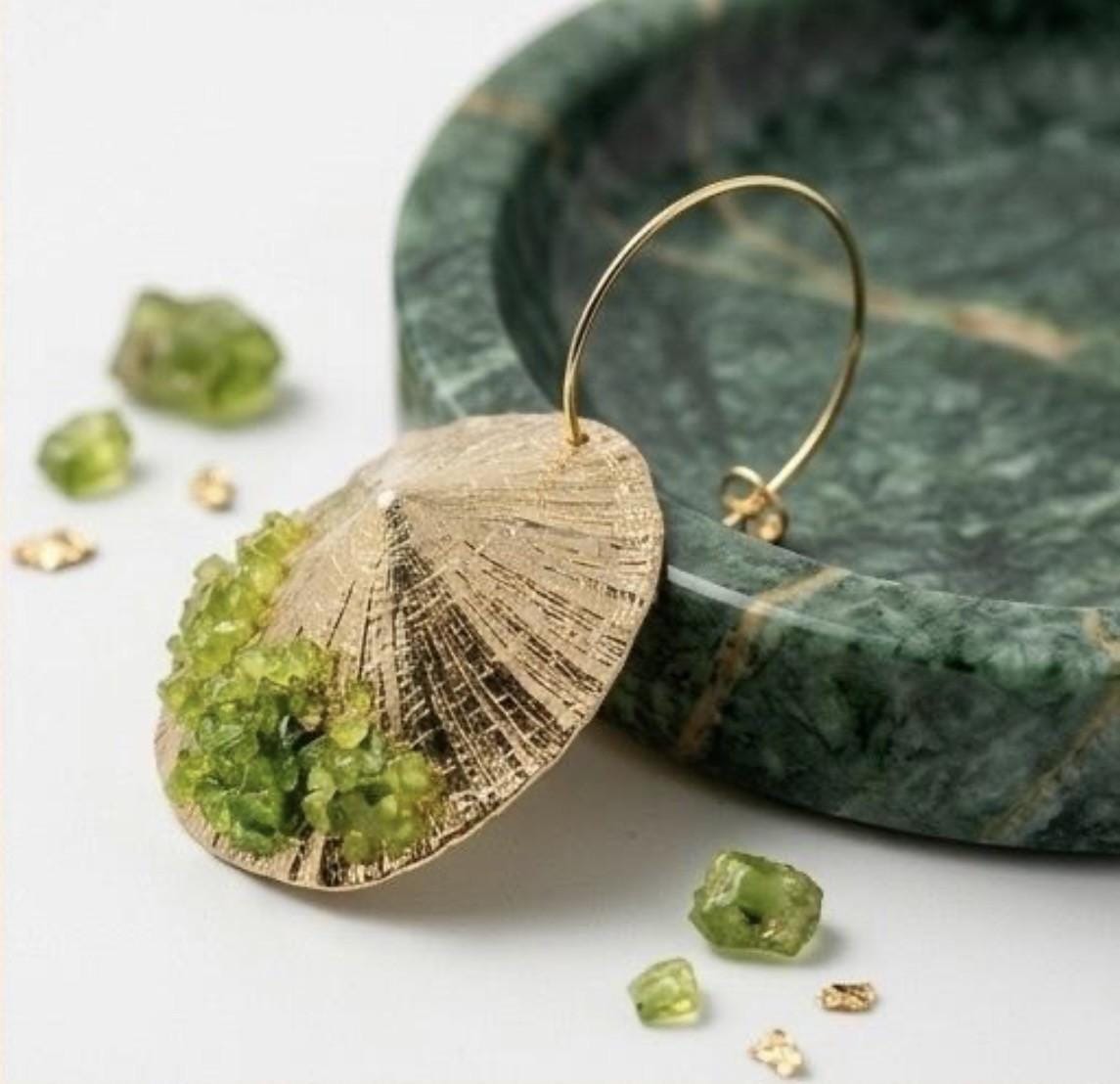 Pendiente artesanal, y original,de plata con baño dorado,y piedra  olivina-peridoto-Joyeria hecha a mano ,regalo elegante,para mujer.