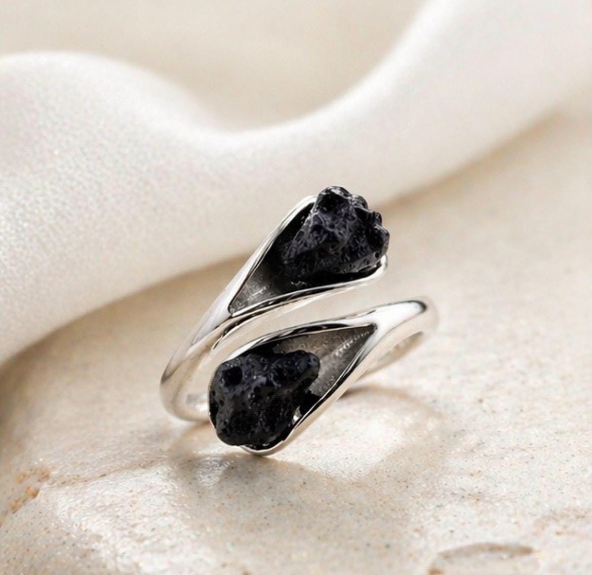 Anillo ajustable de plata con lava volcánica – Joyería artesanal minimalista – Piedra natural negra -Regalo mujer