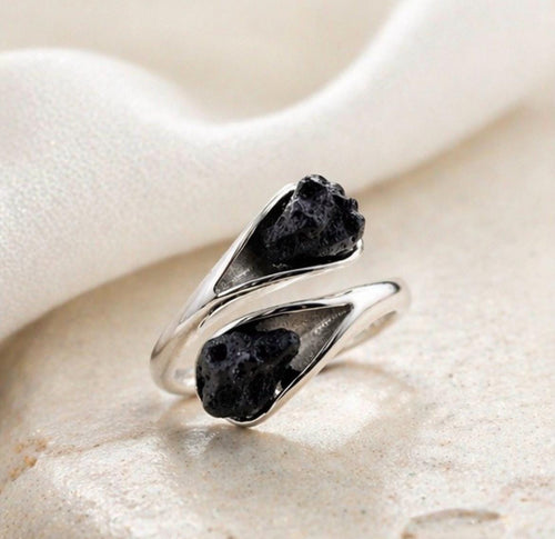 Anillo ajustable de plata con lava volcánica – Joyería artesanal minimalista – Piedra natural negra -Regalo mujer