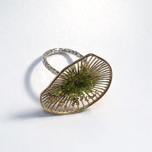 Anillo floral de plata,con baño dorado y peridoto(olivina)-Anillo ajustable-joyeria artesanal-Para la mujer