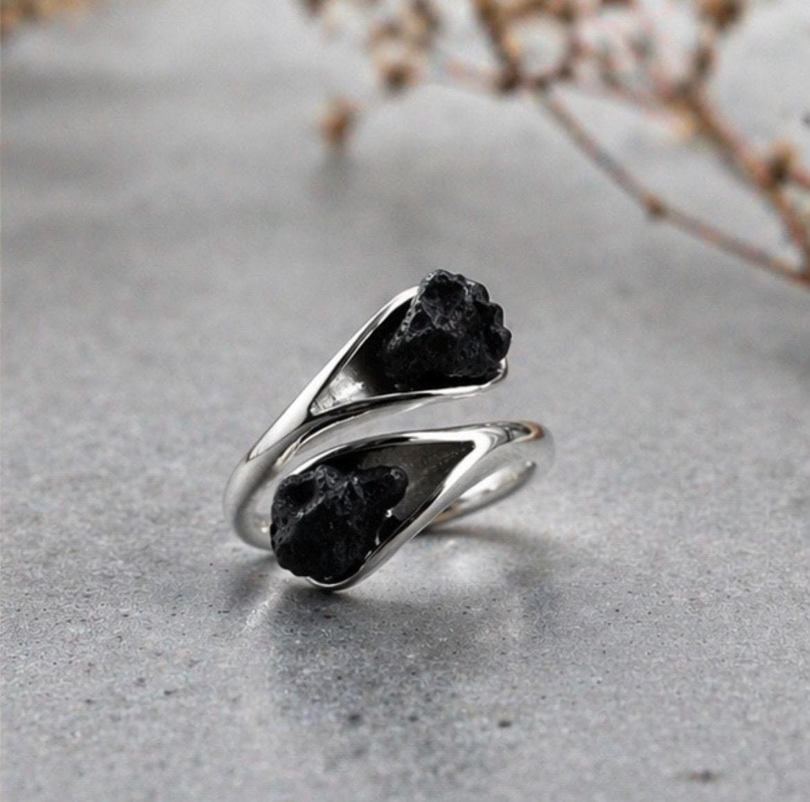 Anillo ajustable de plata con lava volcánica – Joyería artesanal minimalista – Piedra natural negra -Regalo mujer