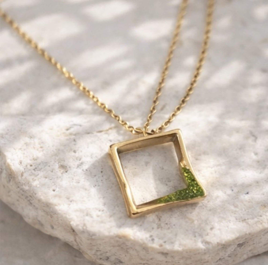 Colgante cuadrado minimalista,hecho en plata con baño dorado y peridoto(olivina)-Colgante geometrico-Regalo mujer-Joyeria moderna artesanal.