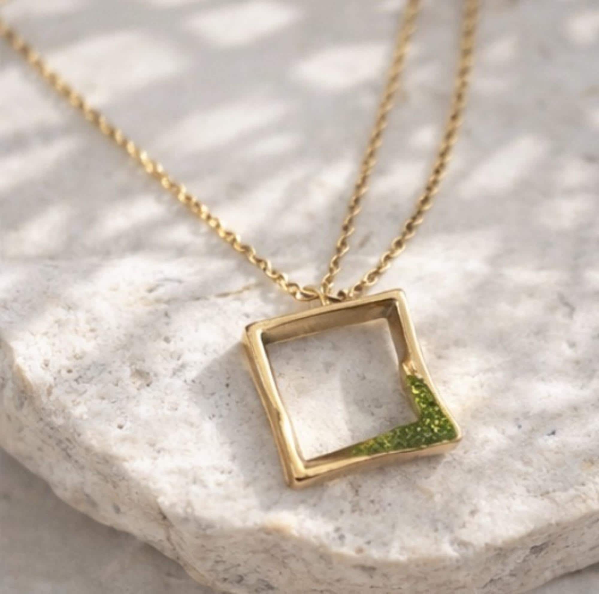 Colgante cuadrado minimalista,hecho en plata con baño dorado y peridoto(olivina)-Colgante geometrico-Regalo mujer-Joyeria moderna artesanal.