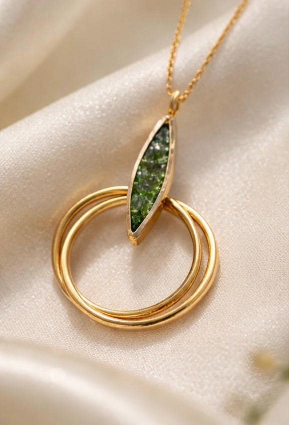 Collar de  plata con baño dorado y peridoto(olivina)Joya elegante con piedra natural-Collar minimalista con aros-Regalo sofisticado mujer.