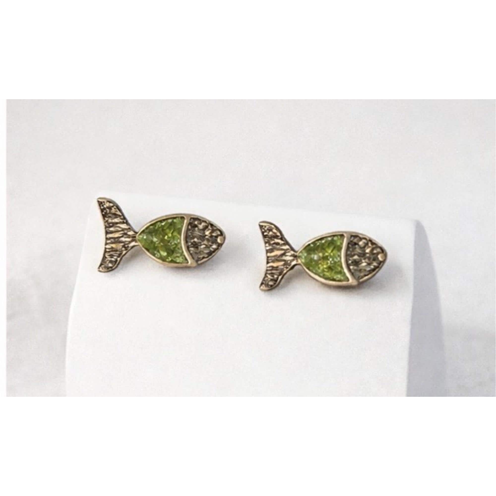 Pendientes pez ,hecho en plata,con peridoto y un baño dorado-Joyeria artesanal-pendientes minimalistas-Regalo mujer