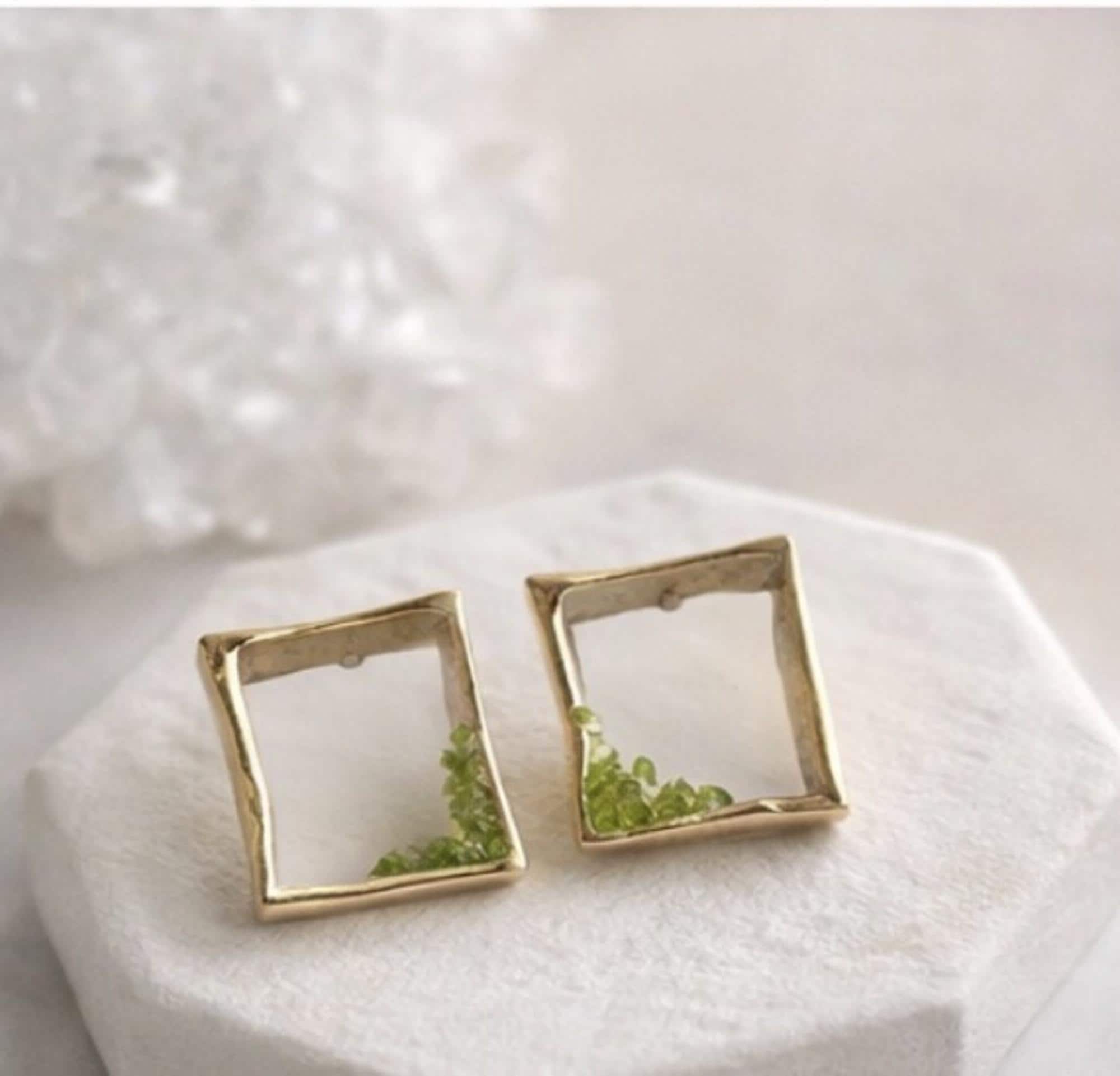 Pendiente cuadrados minimalistas con peridoto(olivina)-Joyeria artesanal moderna-regalo mujer.