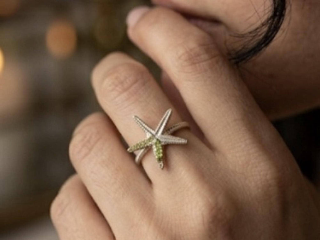 Anillo ajustable,estrella de mar de plata,con detalles dorados,y peridoto(olivina)-Anillo marino-Joyeria inspirada en el oceano-Regalo mujer