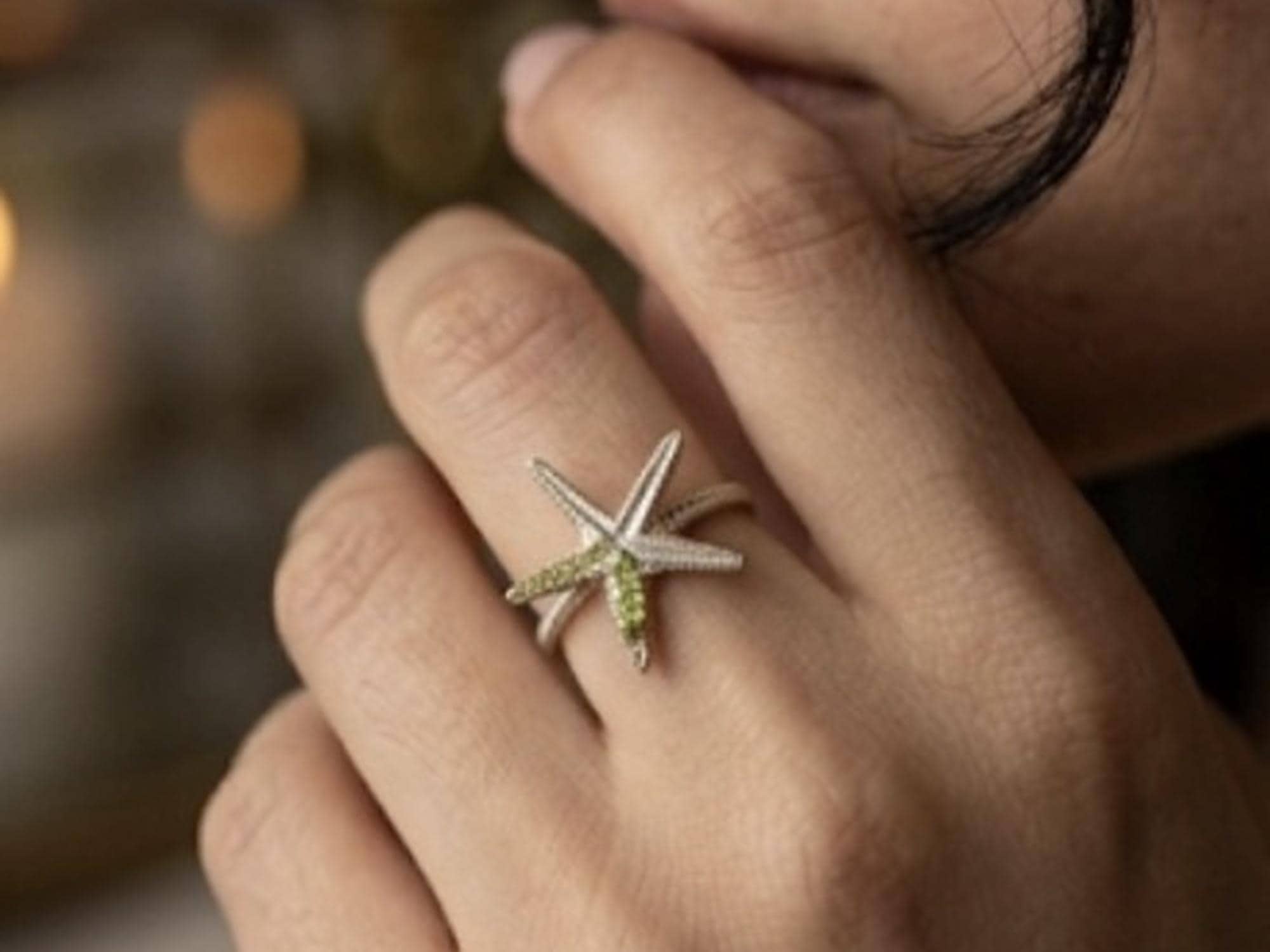 Anillo ajustable,estrella de mar de plata,con detalles dorados,y peridoto(olivina)-Anillo marino-Joyeria inspirada en el oceano-Regalo mujer