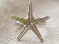 Anillo ajustable,estrella de mar de plata,con detalles dorados,y peridoto(olivina)-Anillo marino-Joyeria inspirada en el oceano-Regalo mujer