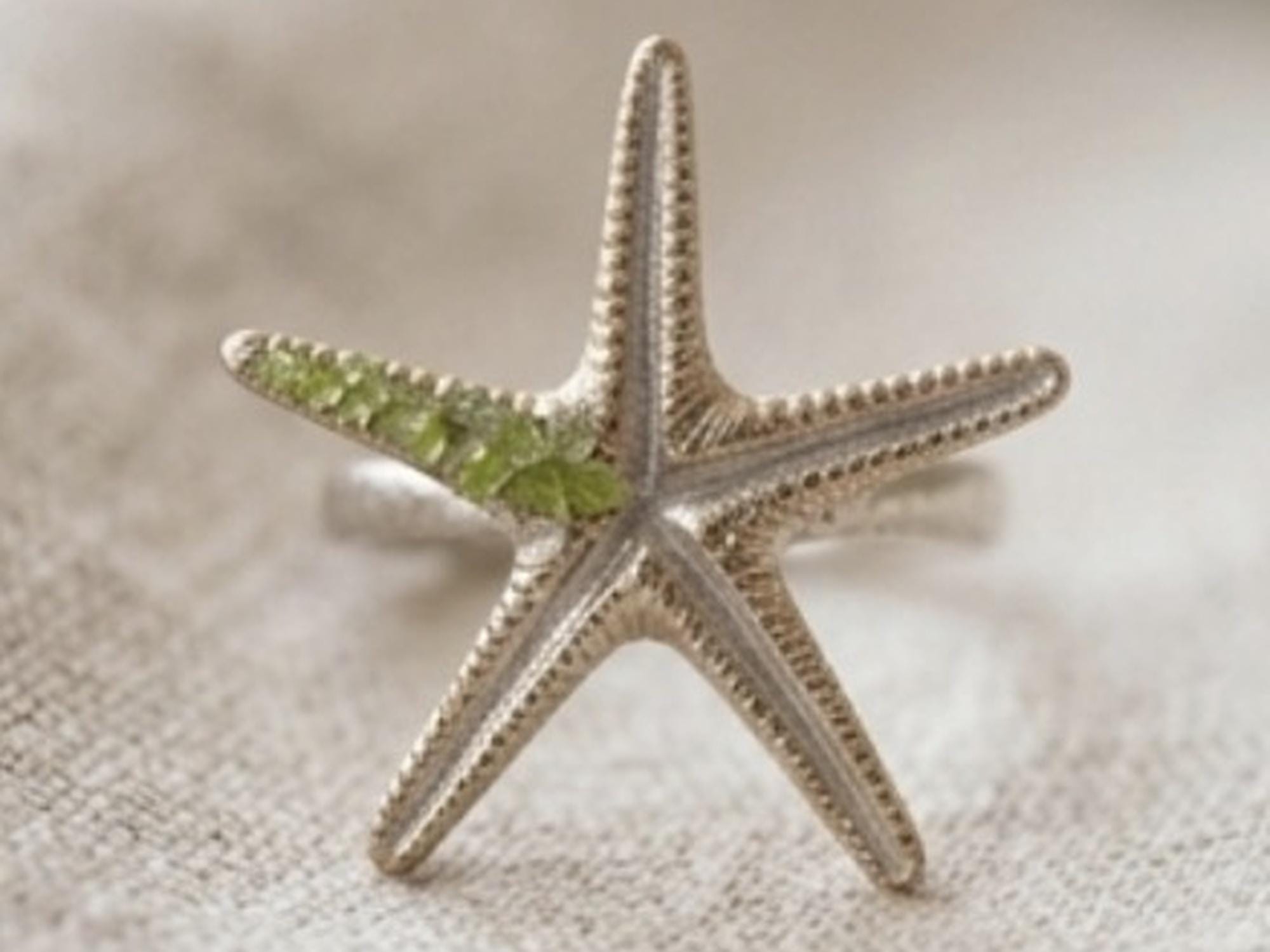 Anillo ajustable,estrella de mar de plata,con detalles dorados,y peridoto(olivina)-Anillo marino-Joyeria inspirada en el oceano-Regalo mujer