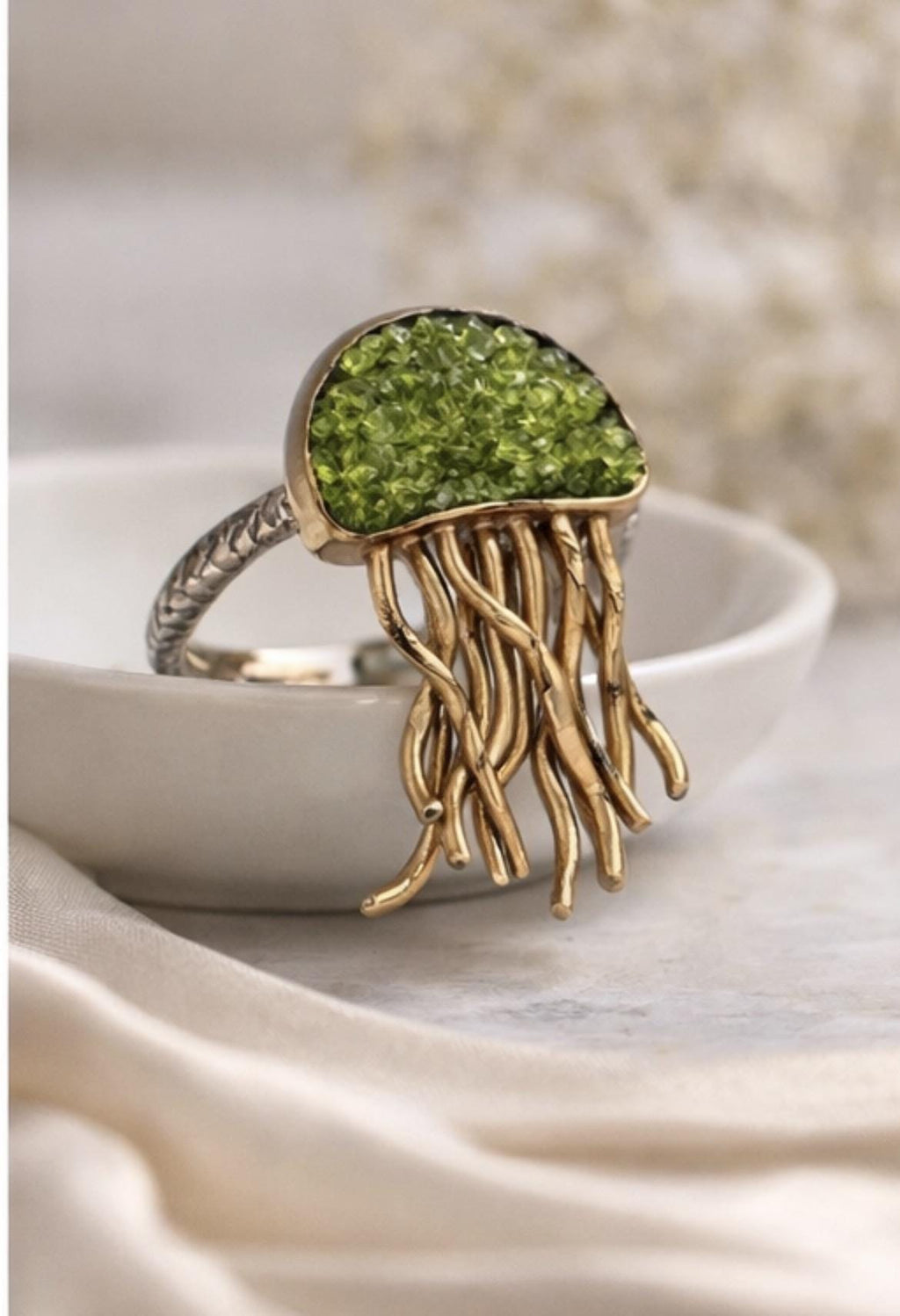 Anillo medusa ,ajustable ,de plata con baño dorado y peridoto-Joya artesanal-Anillo inspirado en el mar-Regalo mujer.