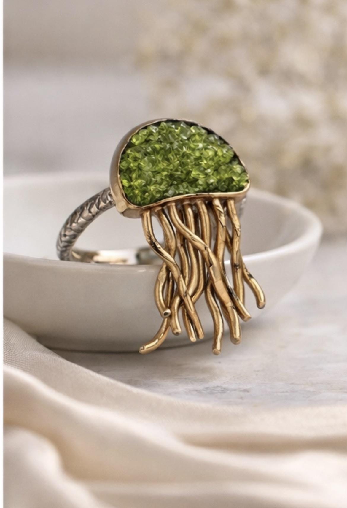Anillo medusa ,ajustable ,de plata con baño dorado y peridoto-Joya artesanal-Anillo inspirado en el mar-Regalo mujer.