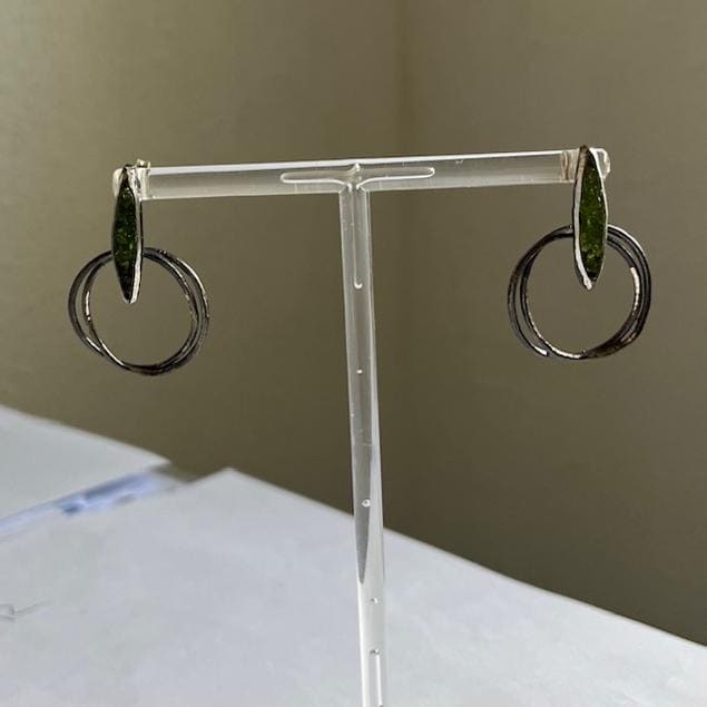 Pendientesde plata y cobre con peridoto(olivina)natural-Diseño elegante y artesanal-joyeria minimalista-regalo mujer