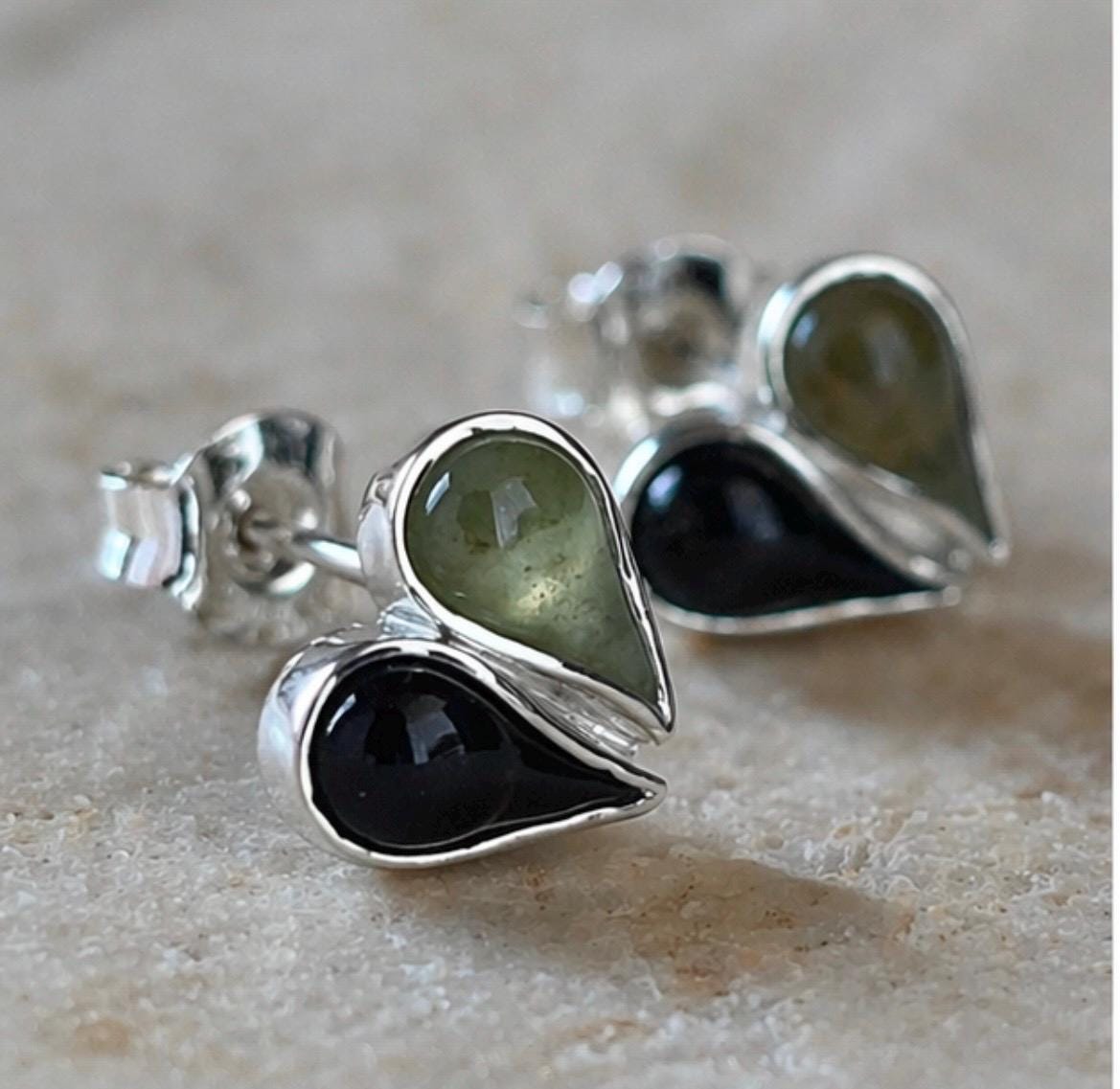 Pendientes de plata con olivina y obsidiana | Pendientes pequeños elegantes | Joyería artesanal minimalista | Regalo mujer