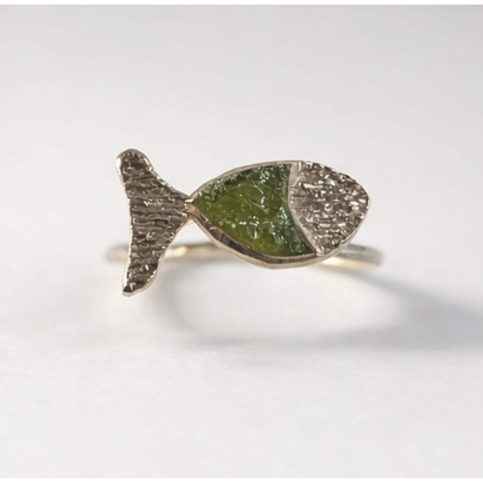Anillo pez,de plata con baño dorado y peridoto(olivina)-Anillo ajustable artesanal-Joyeria original hecha a mano-Regalo para mujer.