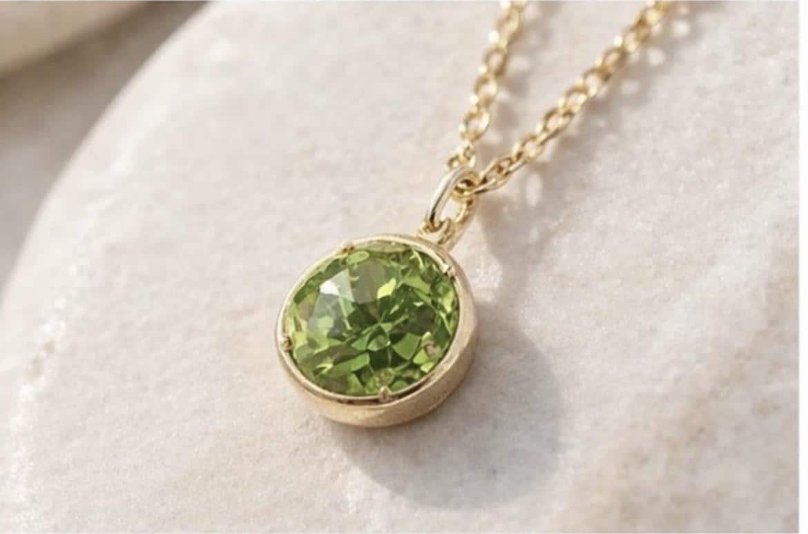 Collar de peridoto en plata con baño dorado,colgante minimalista piedra peridoto,joya delicada,regalo mujer