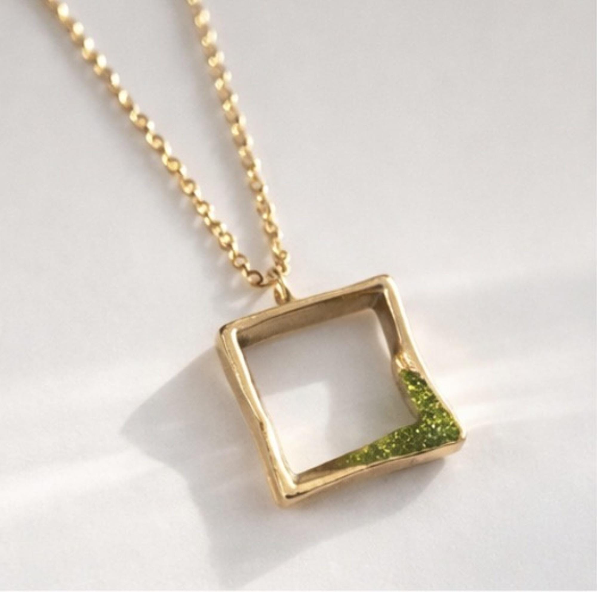 Colgante cuadrado minimalista,hecho en plata con baño dorado y peridoto(olivina)-Colgante geometrico-Regalo mujer-Joyeria moderna artesanal.