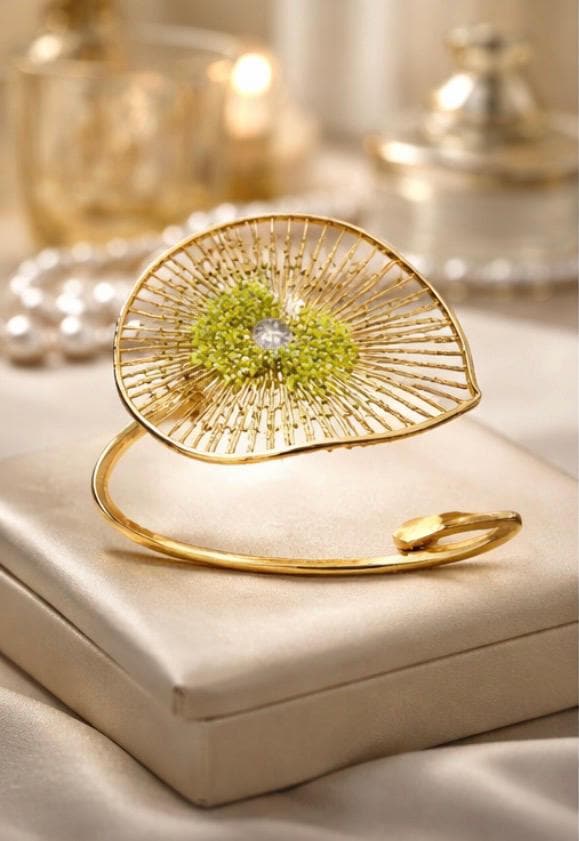 Pulsera floral de plata con baño dorado y peridoto(olivina)-Pulsera ajustable-Joyeria artesanal-Para la mujer.