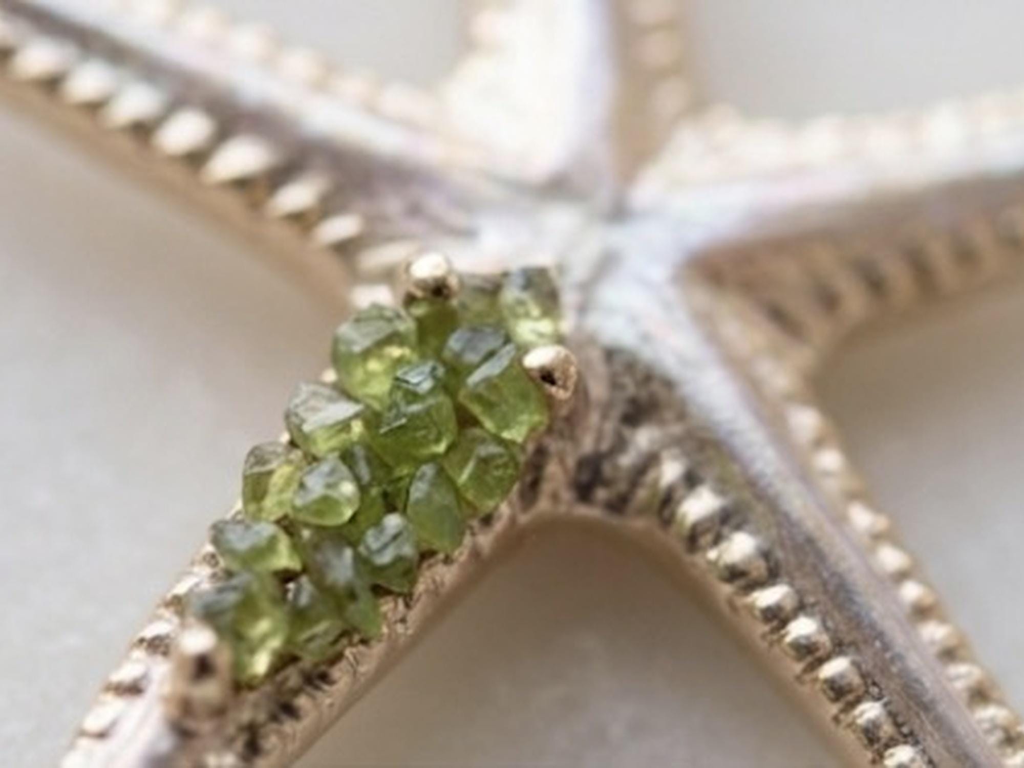 Anillo ajustable,estrella de mar de plata,con detalles dorados,y peridoto(olivina)-Anillo marino-Joyeria inspirada en el oceano-Regalo mujer