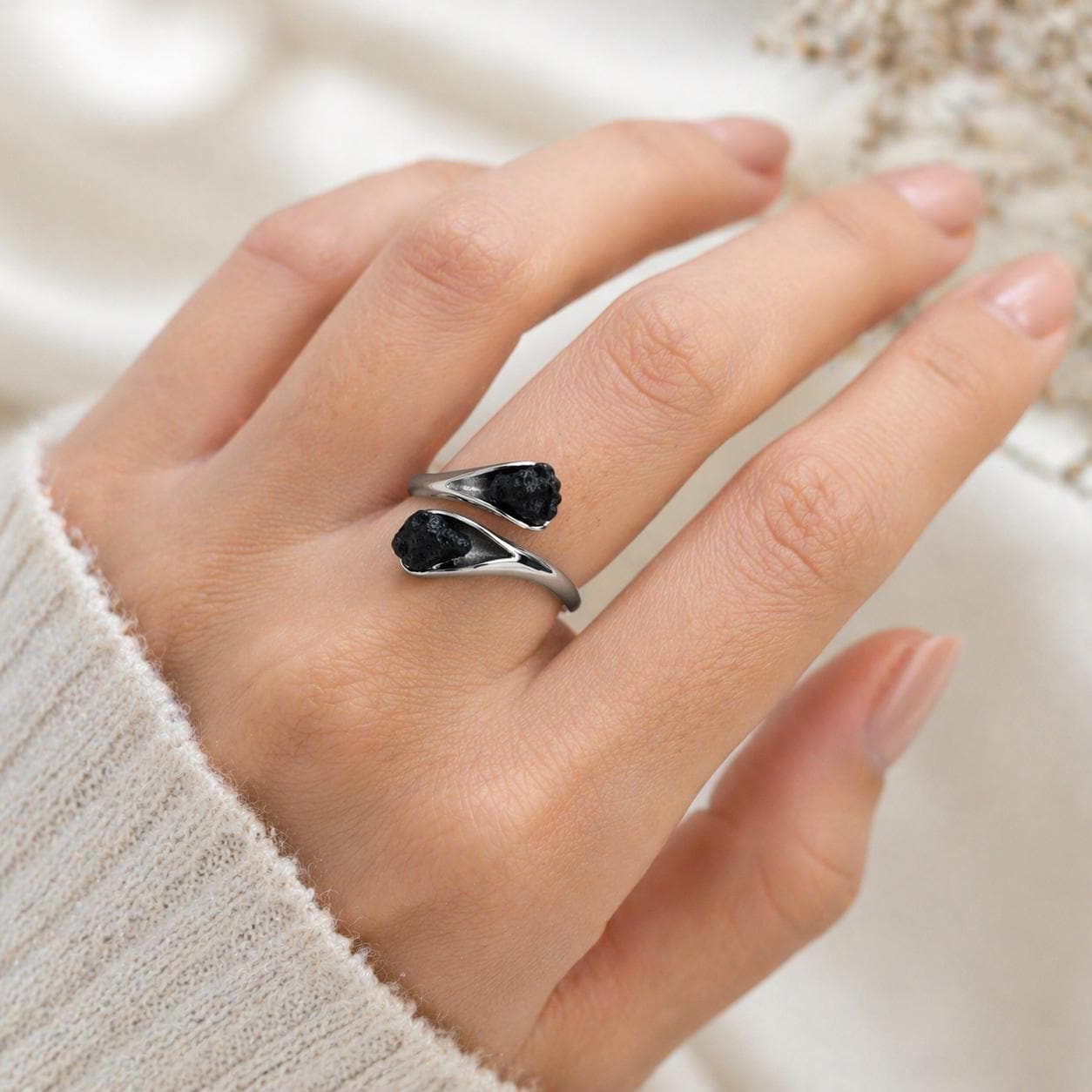 Anillo ajustable de plata con lava volcánica – Joyería artesanal minimalista – Piedra natural negra -Regalo mujer