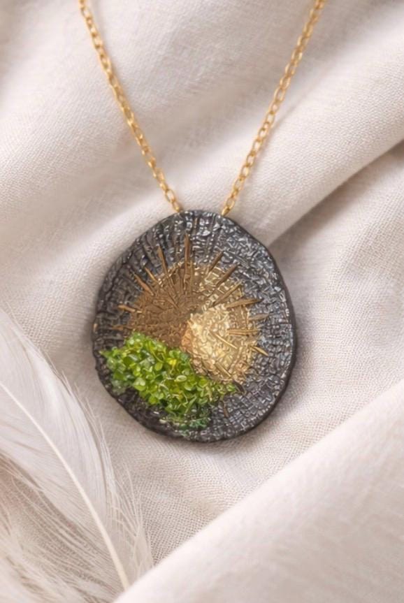 Colgante de plata,con baño de bronce y dorado,piedra de olivina ,y  forma de lapa ,regalo para mujer