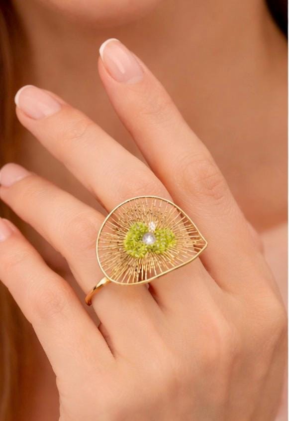 Anillo floral de plata,con baño dorado y peridoto(olivina)-Anillo ajustable-joyeria artesanal-Para la mujer